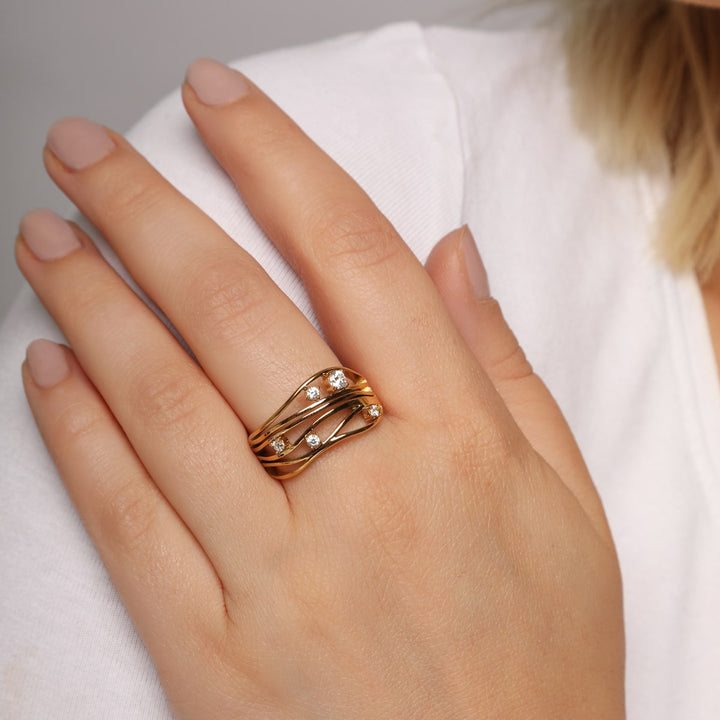 goldener Ring mit Steinchen Zirkonia wasserfest auffällig