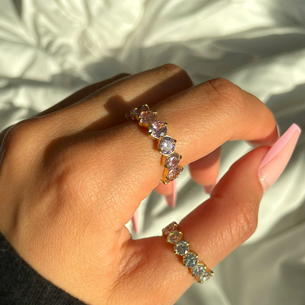 Wasserfester Ring mit rosanen Steinen