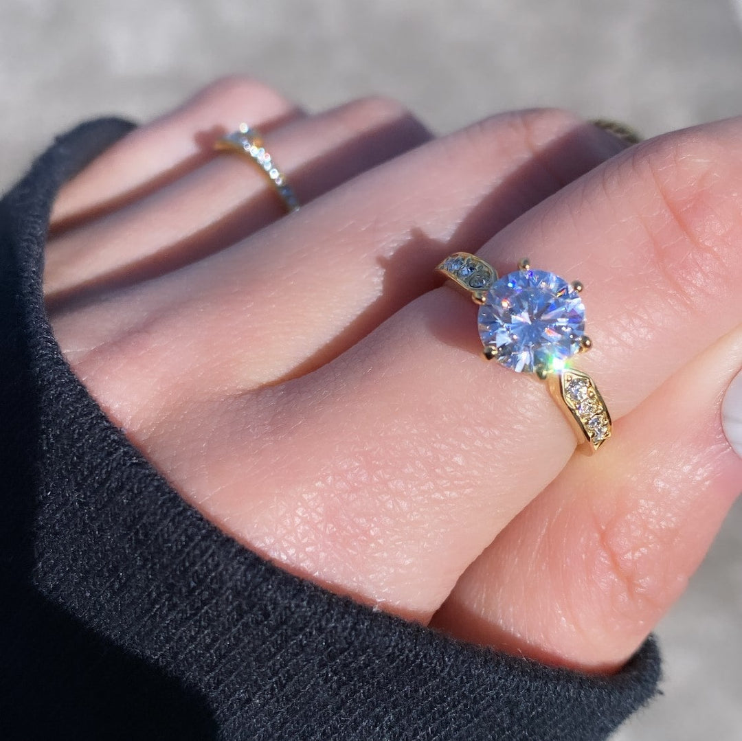 auffälliger funkelnder Ring Zirkonia Steine