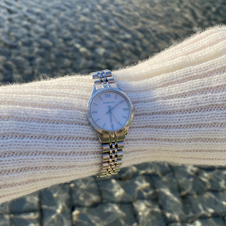 Elegante Uhr für Damen Silber wasserdicht Saphirglas