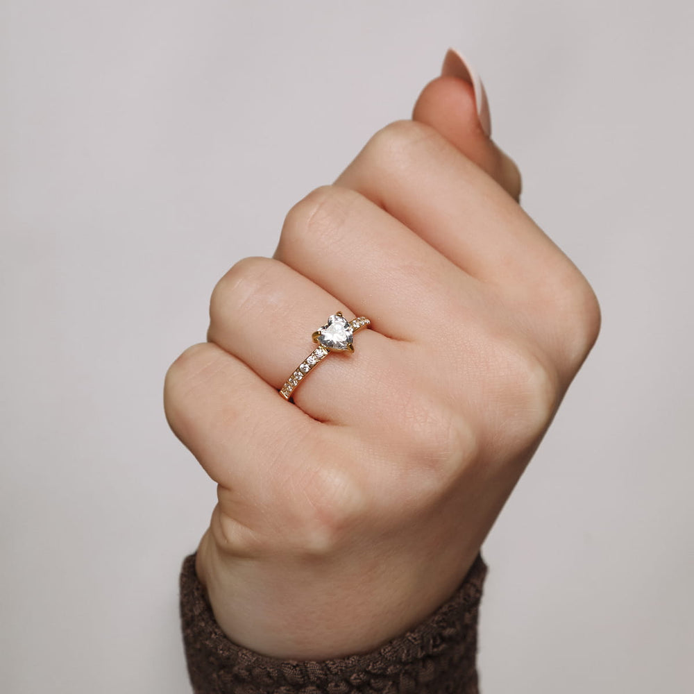 Vergoldeter Ring mit Herz Stein