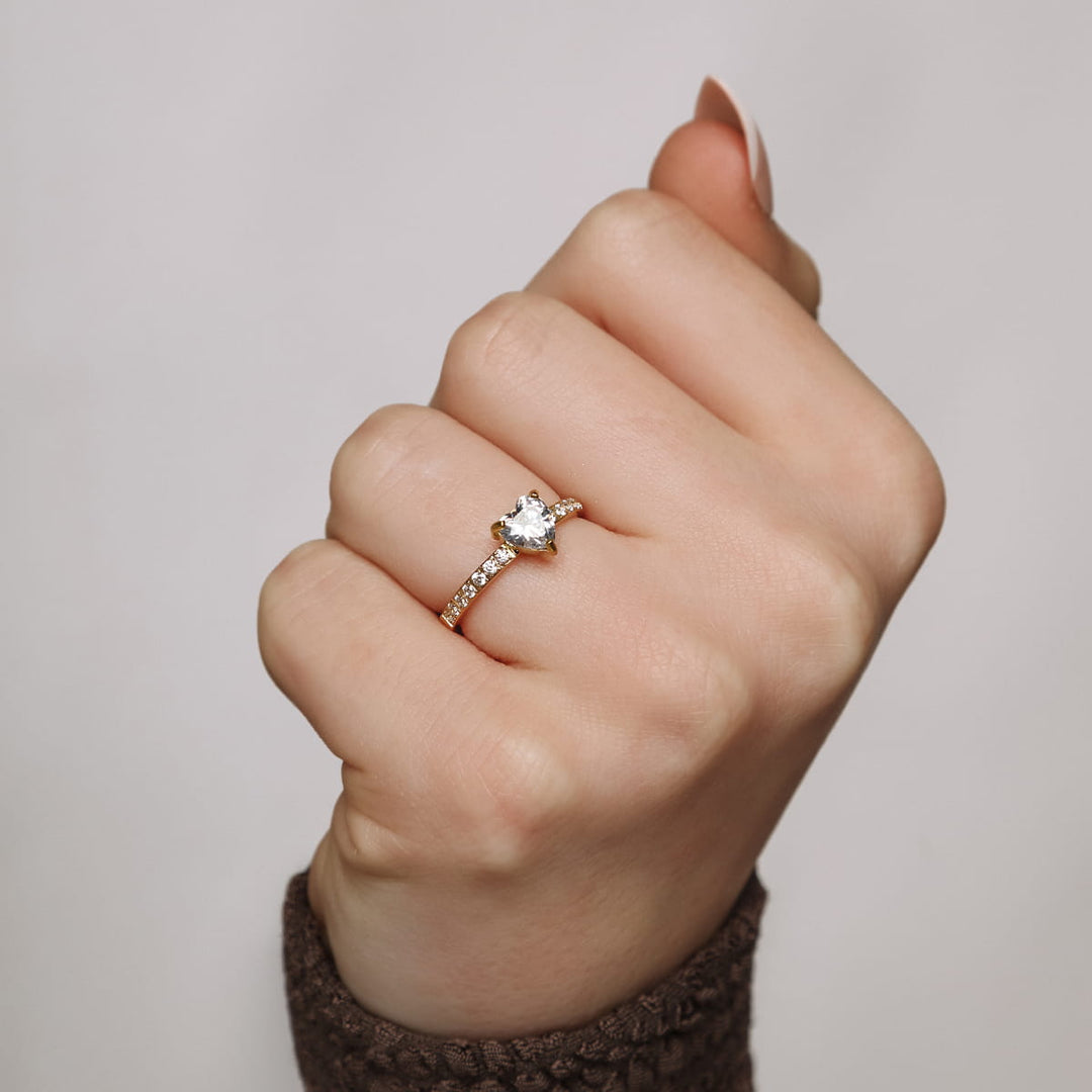 Vergoldeter Ring mit Herz Stein